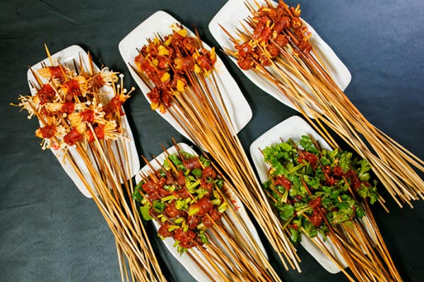 不仅是四川地区的特色传统小吃之一,也是草根美食的体现,串串香实际