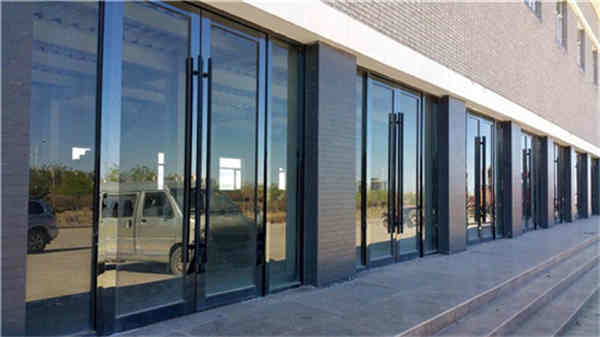 3,注意设计图案的吻合市场上玻璃门有很多款式与图案,并且创新度都是